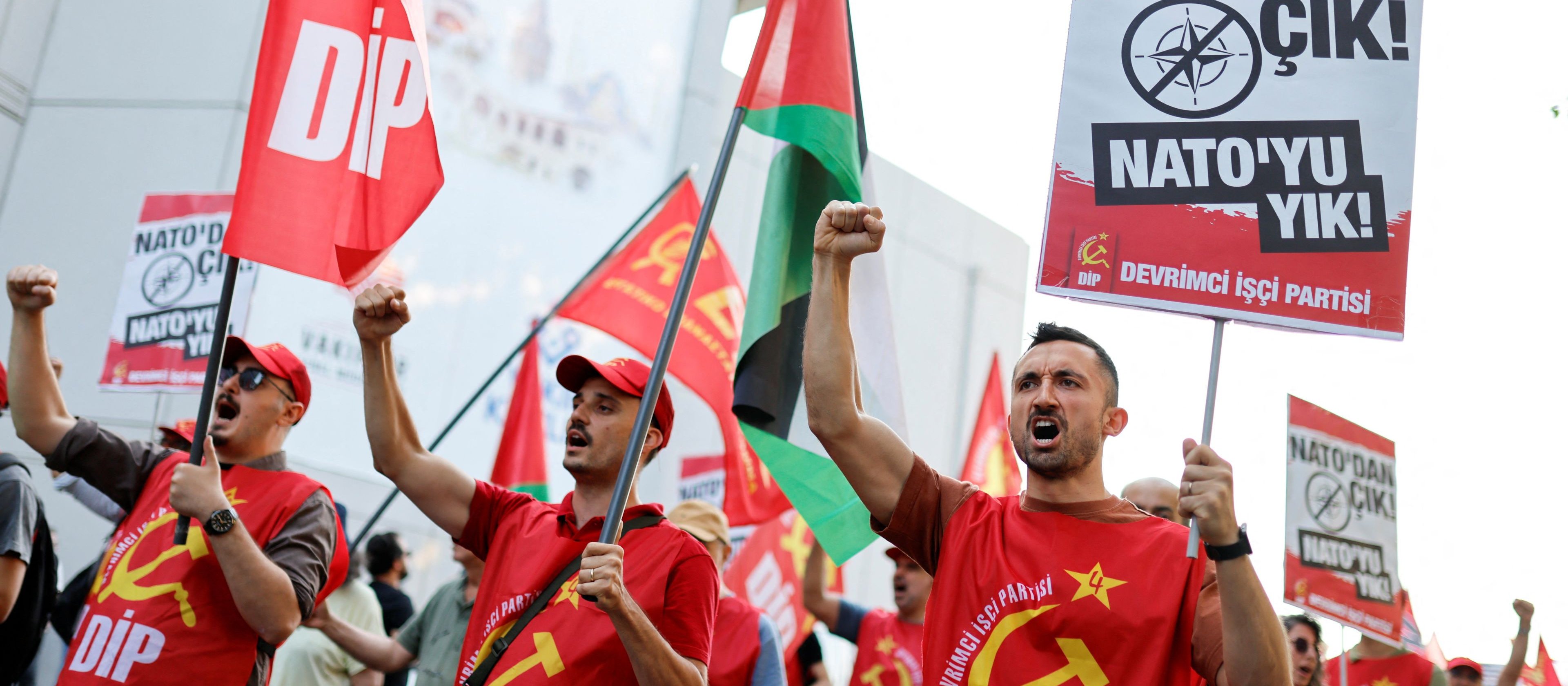 „NATO precz, ten kraj należy do nas”. Protest w czasie szczytu Sojuszu w Ankarze