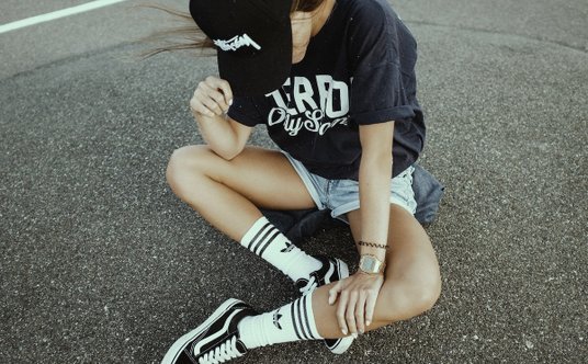 Skarpetki do połowy łydki – punkt sporu między pokoleniami.