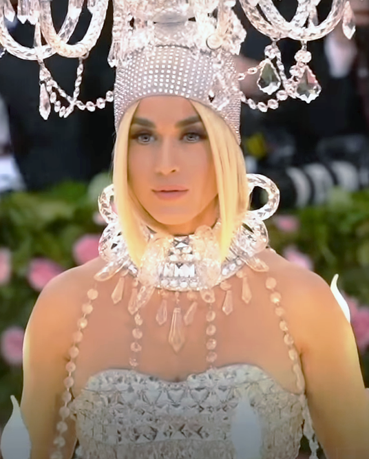 Amerykańska piosenkarka Katy Perry podczas Met Gali w 2019 roku. Ekstrawaganckie kreacje są dobrze w