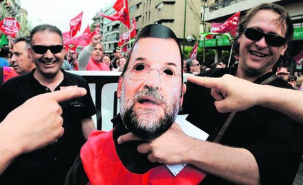 Protestujący w Sewilli nieśli kukłę premiera Mariano Rajoya