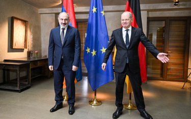 Premier Armenii Nikol Paszynian i kanclerz Niemiec Olaf Scholz