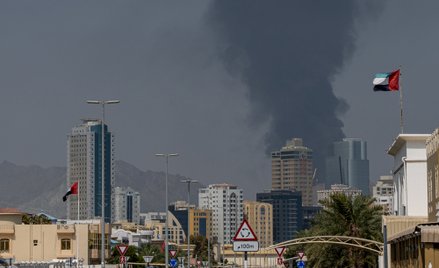 Dym unosi się po eksplozji w strefie przemysłowej w Fudżajrze w Zjednoczonych Emiratach Arabskich