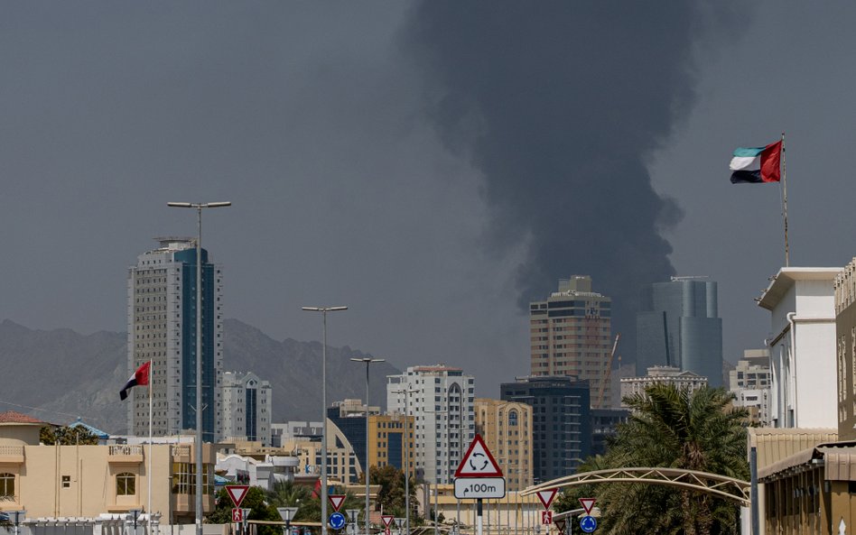 Dym unosi się po eksplozji w strefie przemysłowej w Fudżajrze w Zjednoczonych Emiratach Arabskich