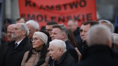 Prezes PiS Jarosław Kaczyński przed Pomnikiem Ofiar Tragedii Smoleńskiej