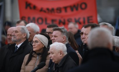 Prezes PiS Jarosław Kaczyński przed Pomnikiem Ofiar Tragedii Smoleńskiej