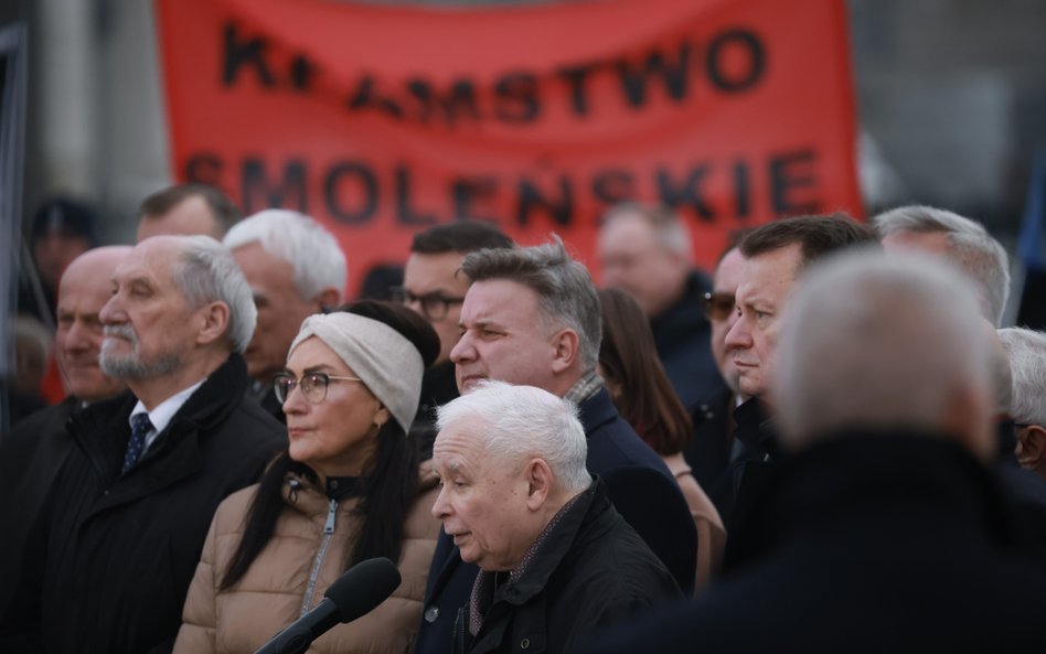 Prezes PiS Jarosław Kaczyński przed Pomnikiem Ofiar Tragedii Smoleńskiej