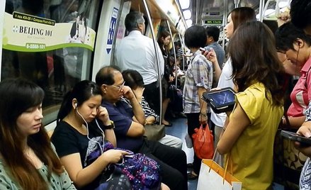 Zasłuchani w mp3, zaczytani w tabletach: w singapurskim metrze nie traci się czasu na rozmowy