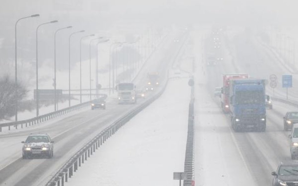 Wichura utrudnia komunikację na północy Europy