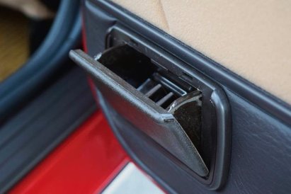 We współczesnych wozach już nie montuje się popielniczek.