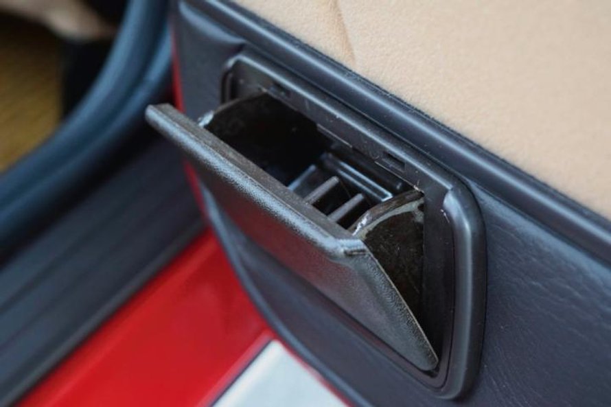 We współczesnych wozach już nie montuje się popielniczek.