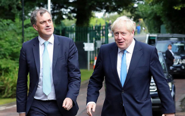 Premier Boris Johnson (z prawej) z sekretarzem ds. Irlandii Płn. Julianem Smithem