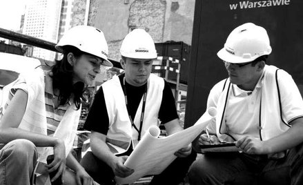 Studenci uczelni technicznej na praktykach