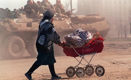 Wszędzie BTR-y, czołgi. Handlarzy biją i rozganiają, zabierają im towar. Ludzie krzyczą, płaczą – za