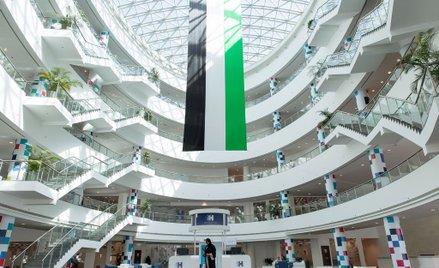 Smart University w Dubaju postawił na najnowocześniejszy system oświetleniowy sterowany z aplikacji 