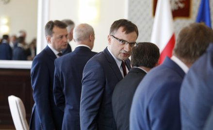 Sondaż: Czy ministrowie powinni przekazać nagrody na cele charytatywne?