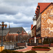 Centrum Kaliningradu. Na pierwszym planie Wioska Rybacka, w tle Katedra Matki Bożej i św. Wojciecha