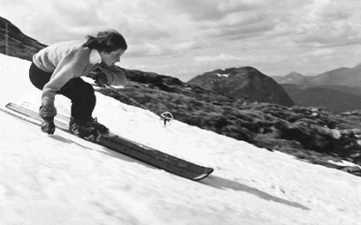 Czarno-białe zdjęcie to w narciarstwie okres romantyczny – drewniane deski i wiatr we włosach.