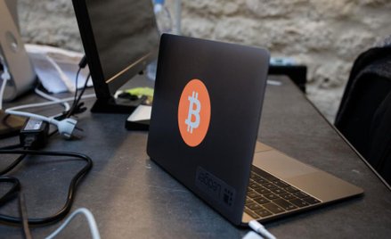 Druga fala pandemii uderza w bitcoina. Drobni inwestorzy uciekają, duzi kupują