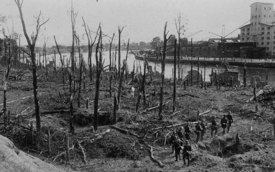 Żołnierze niemieccy na terene Westerplatte we wrześniu 1939 r.