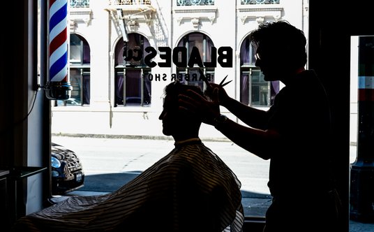 Fryzjer strzyże włosy w San Francisco, Kalifornia