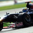 Sebastian Buemi w bolidzie Toro Rosso na torze w Barcelonie