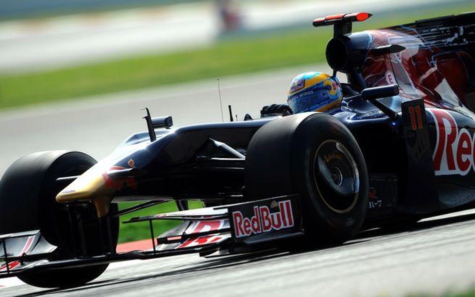 Sebastian Buemi w bolidzie Toro Rosso na torze w Barcelonie