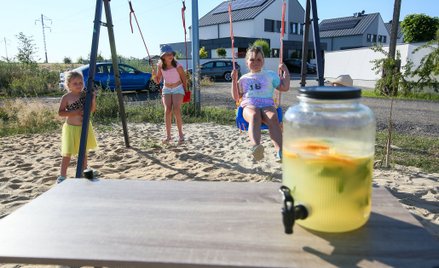 Dzieci sprzedające lemoniadę