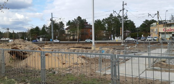 Na terenie budowy prowadzony jest stały monitoring drgań z wykorzystaniem specjalistycznych urządzeń