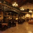 Pałac Odrowążów w Chlewiskach. Sala biesiadna w XIX-wiecznej stajni Platera