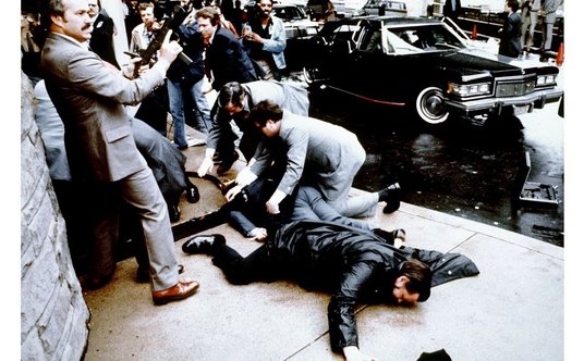 Zamach na prezydenta Ronalda Reagana dokonany przez Johna Hinkleya Jr. przed hotelem Hilton w Waszyn