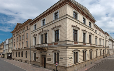 Gmach Polskiej Akademii Umiejętności w Krakowie – widok współczesny. Budynek na rogu ulic Sławkowski