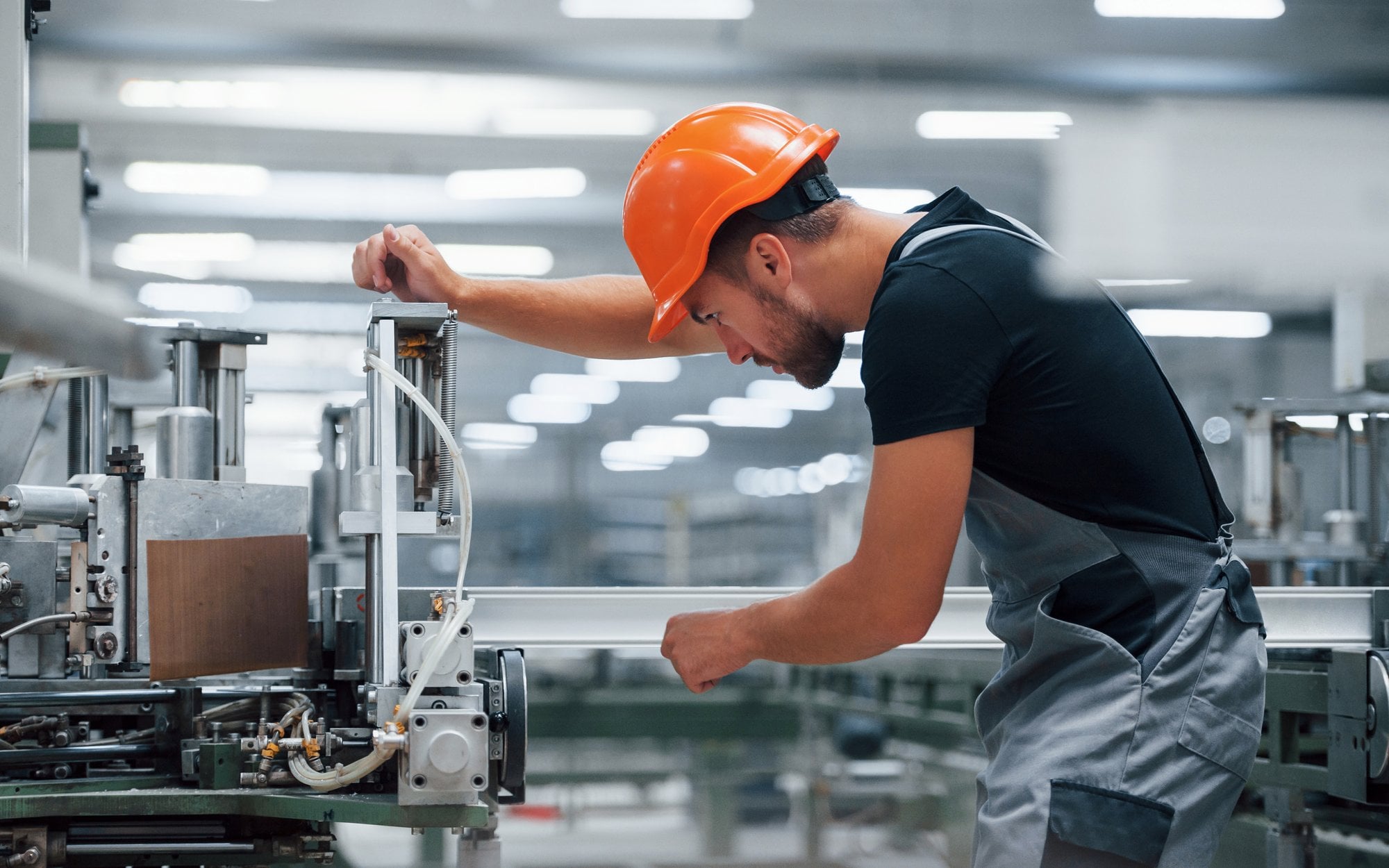 Odbicie PMI dla polskiego przemysłu. Ceny paliw i surowców mocno podniosły koszty firm