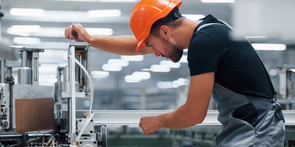 Odbicie PMI dla polskiego przemysłu. Ceny paliw i surowców mocno podniosły koszty firm