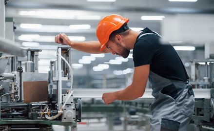 Odbicie PMI dla polskiego przemysłu. Ceny paliw i surowców mocno podniosły koszty firm