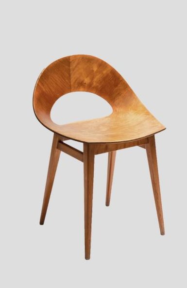 Krzesło „Muszelka” Teresy Kruszewskiej ma wysoką wycenę 50-80 tys. zł.