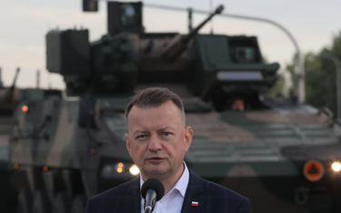 Minister obrony narodowej Mariusz Błaszczak przed defiladą z okazji Święta Wojska Polskiego w Warsza