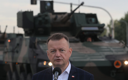 Minister obrony narodowej Mariusz Błaszczak przed defiladą z okazji Święta Wojska Polskiego w Warsza
