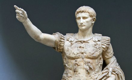 16 stycznia 27 r. przed Chrystusem senat rzymski nadał Oktawianowi tytuł „Augustus”. Datę tę uznaje 