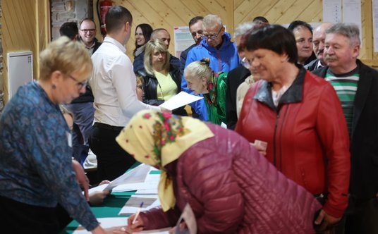 Wybory samorządowe 2024. Głosowanie w lokalu wyborczym w Zakopanem