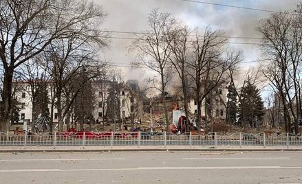 Zbombardowany budynek Teatru Dramatycznego w mieście Mariupol