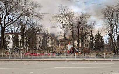 Zbombardowany budynek Teatru Dramatycznego w mieście Mariupol