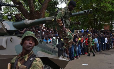 Żołnierze Zimbabwe w najdziwniejszym zamachu stanu w Afryce.