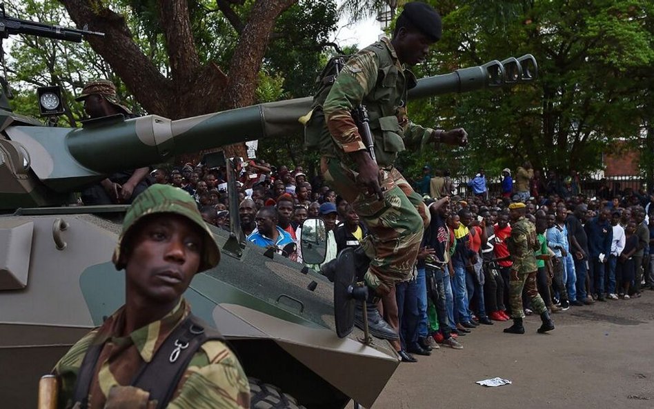 Żołnierze Zimbabwe w najdziwniejszym zamachu stanu w Afryce.