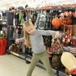 Produkty halloweenowe znikają ze sklepów. W tle dramatyczne ataki w szkołach