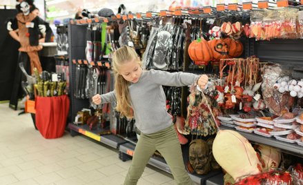 Produkty halloweenowe znikają ze sklepów. W tle dramatyczne ataki w szkołach