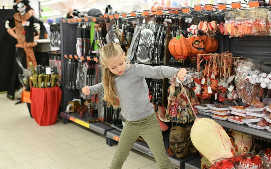 Produkty halloweenowe znikają ze sklepów. W tle dramatyczne ataki w szkołach