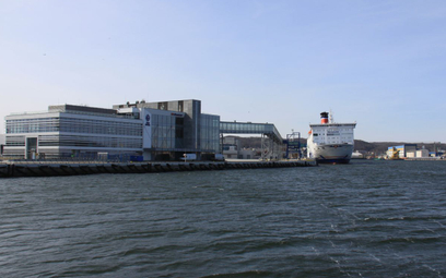 Publiczny Terminal Promowy w Gdyni i statek Stena Line podczas prób nabrzeża w kwietniu