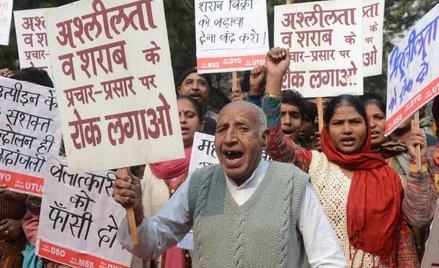 Protesty przeciwko przemocy wobec kobiet, na ulicach New Delhi