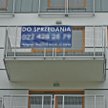 Tylko na tym jednym budynku w Warszawie wisi kilkanaście ogłoszeń zachęcających do kupna lub wynajmu