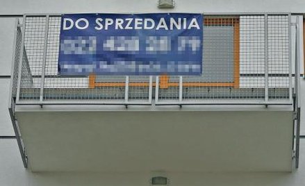 Tylko na tym jednym budynku w Warszawie wisi kilkanaście ogłoszeń zachęcających do kupna lub wynajmu
